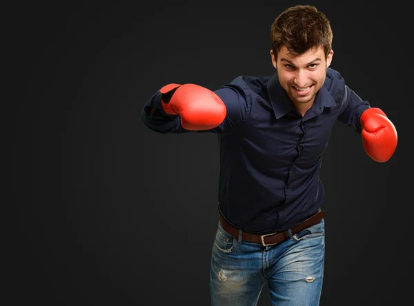 Hombre joven feliz usando guantes de boxeo — Foto de Stock