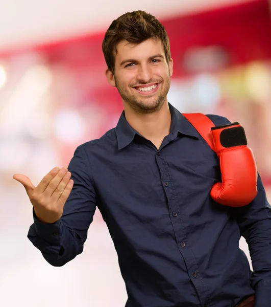 Mann mit Boxhandschuhen und Gesten — Stockfoto