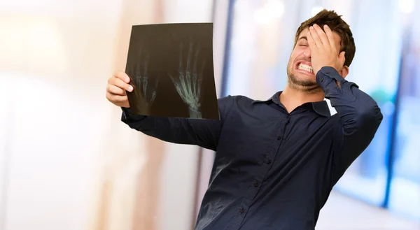 Jovem Segurando X Ray Relatório Gesturing — Fotografia de Stock