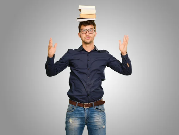 Jonge man balancing boek op hoofd — Stockfoto