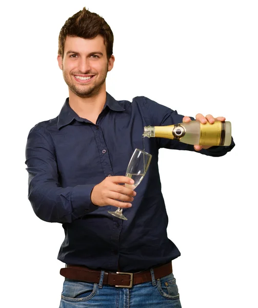 Felice giovane uomo versando Champagne in vetro — Foto Stock