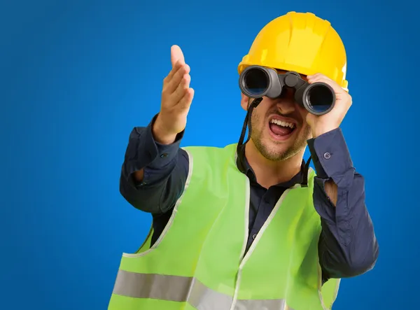 Jovem Engenheiro Olhando Através Binóculos Gesturing — Fotografia de Stock