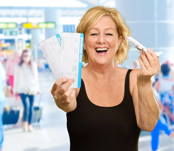 Woman Holding Boarding Pass And Miniature Aeroplane — Stock Photo, Image