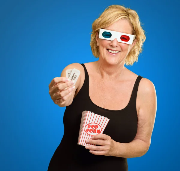 Feliz anciana mujer usando gafas 3d sosteniendo palomitas de maíz y Ticke — Foto de Stock