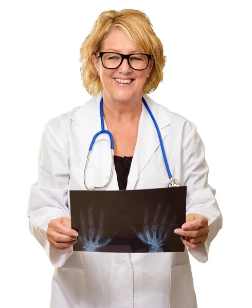 Médica feminina segurando raio-X — Fotografia de Stock