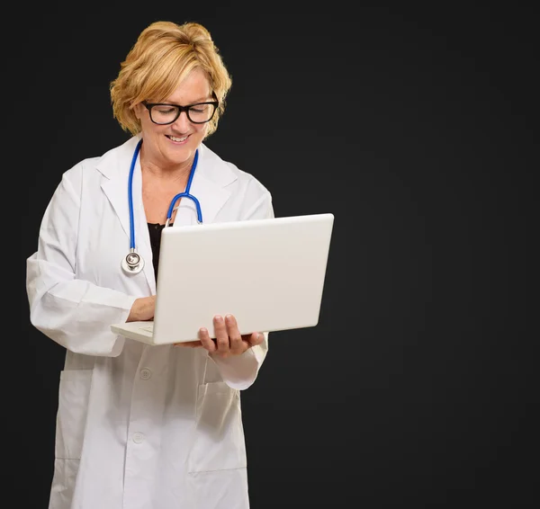 Kvinnlig doktor arbetar på laptop — Stockfoto