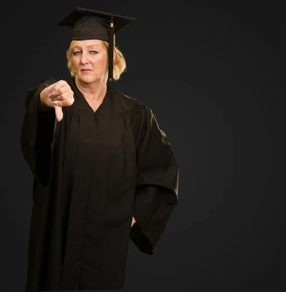 Diplomás nő hüvelykujj le jel mutatja — Stock Fotó