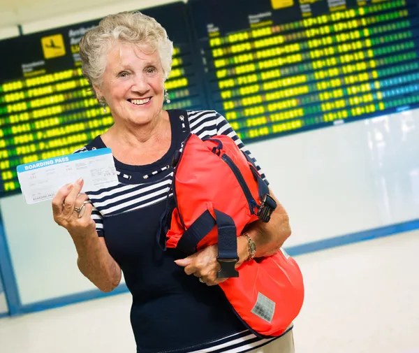 Volwassen vrouw met instapkaart en zak — Stockfoto