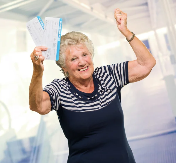 Gelukkig senior vrouw met instapkaart — Stockfoto