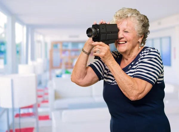 Seniorin fotografiert — Stockfoto