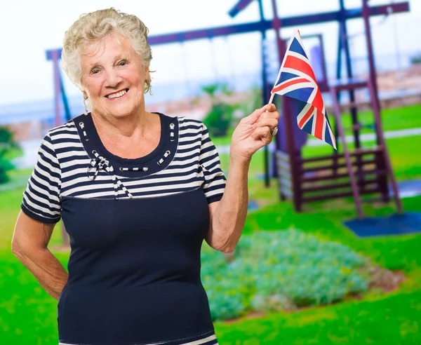 Happy Senior Woman Holding Reino Unido Bandeira — Fotografia de Stock