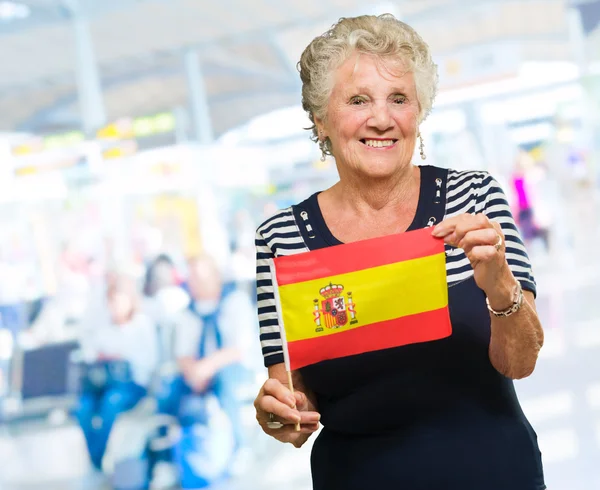 Felice donna anziana Holding Spagna Bandiera — Foto Stock