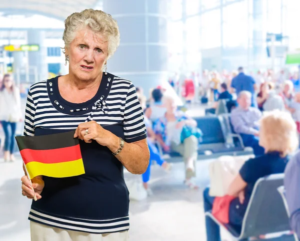 Nešťastný starší žena drží Německo vlajky — Stock fotografie