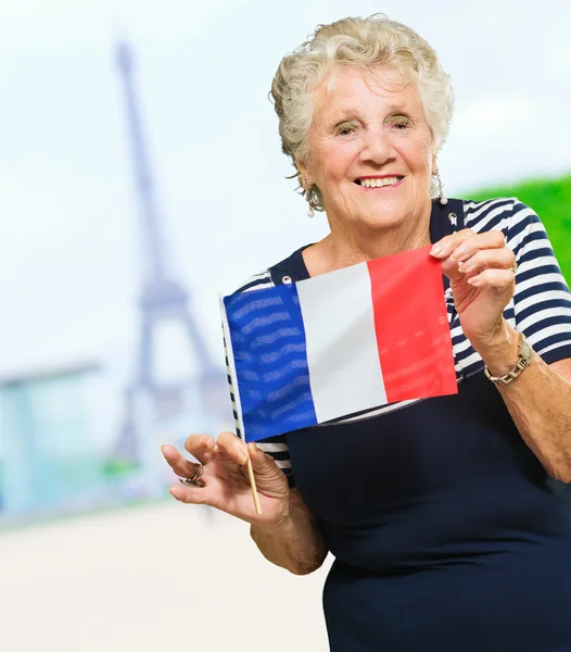 Happy Senior Femme Holding France Drapeau — Photo