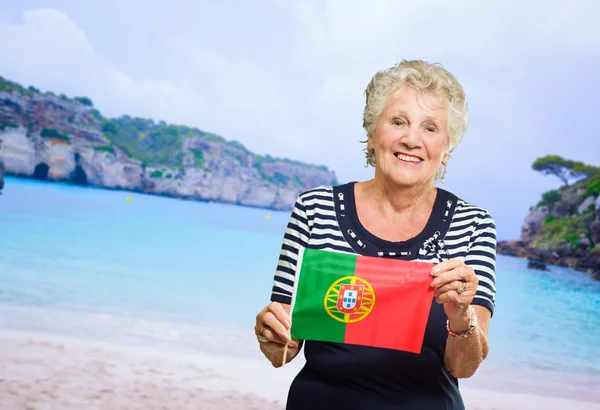 İspanya bayrak tutan kıdemli mutlu kadın — Stok fotoğraf