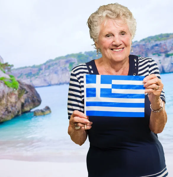 Glückliche Seniorin mit griechischer Fahne — Stockfoto