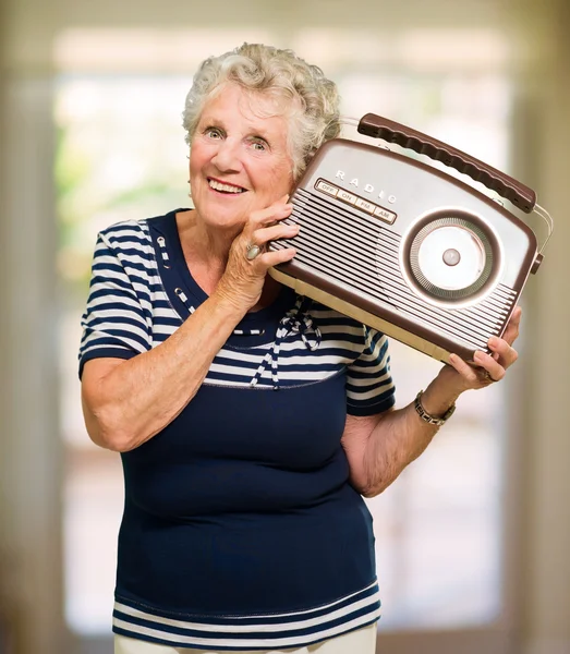 Šťastný zralá žena hospodářství rádio — Stock fotografie