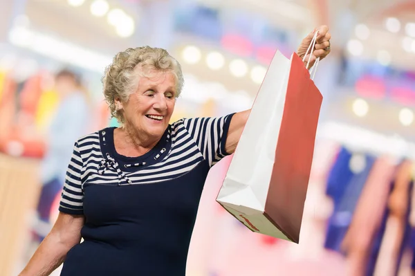 Glücklich reife Frau mit Einkaufstasche — Stockfoto