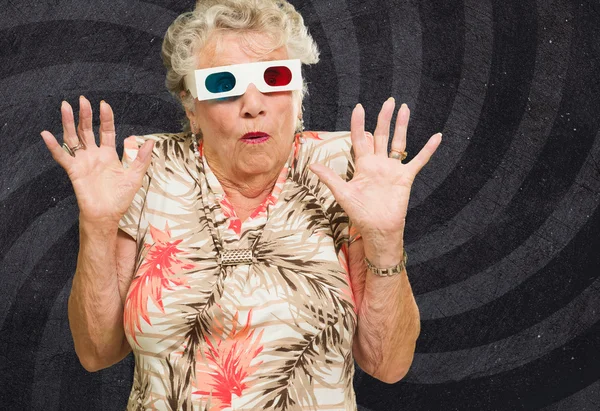 Boi się starszy kobieta oglądając film 3d — Zdjęcie stockowe