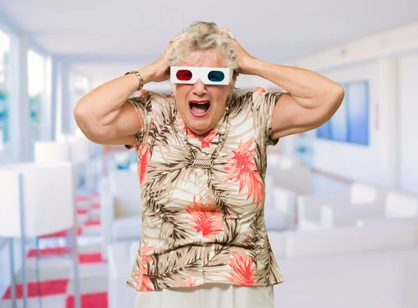 Chockad senior kvinna tittar på 3d-film — Stockfoto