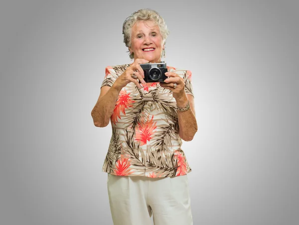 Senior vrouw door te klikken op foto — Stockfoto