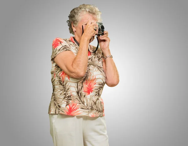 Starszy kobieta przechwytywania zdjęć — Zdjęcie stockowe
