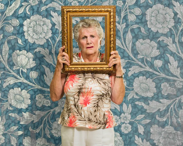 画像のフレームを保持している年配の女性 — ストック写真
