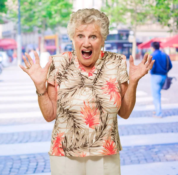 Retrato de mulher sénior chocada — Fotografia de Stock