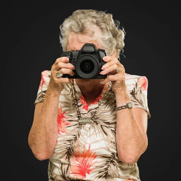 Reife Frau fängt Foto ein — Stockfoto