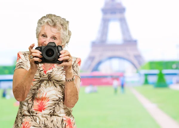 Starszy kobieta gospodarstwa kamery — Zdjęcie stockowe