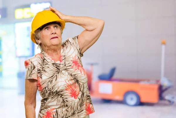 Senior vrouw dragen hard hat — Stockfoto