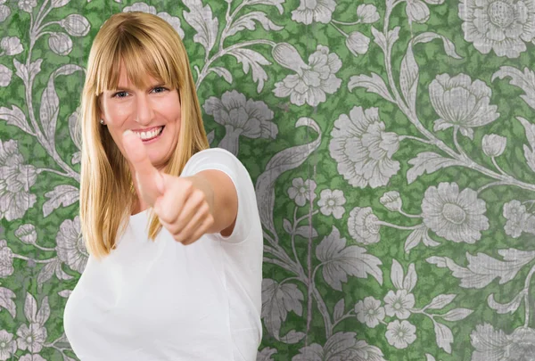 Happy Woman Showing Thumb Up — Stock Photo, Image