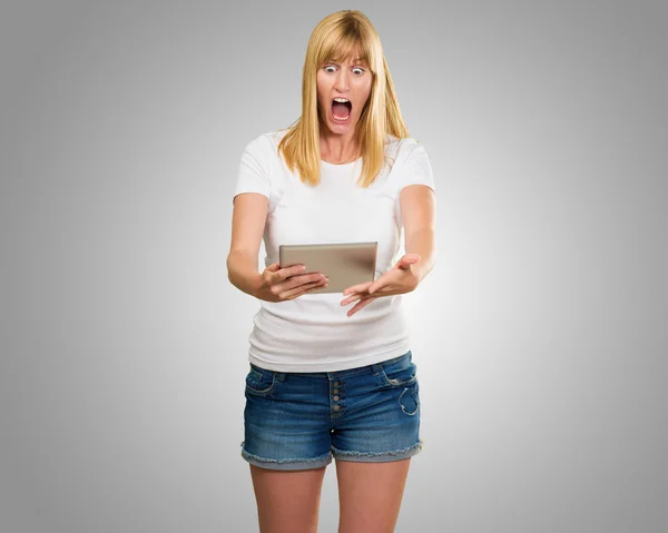 Geschokt vrouw kijken naar digitale Tablet PC — Stockfoto