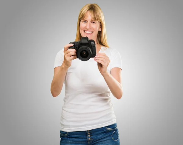 Glückliche junge Frau blickt in die Kamera — Stockfoto