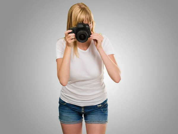 Junge Frau fotografiert — Stockfoto