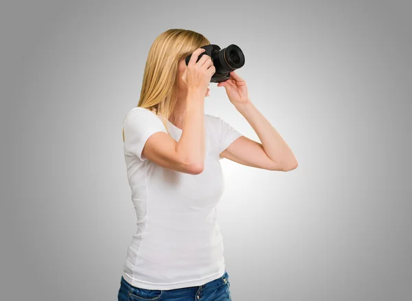 Junge Frau fotografiert — Stockfoto