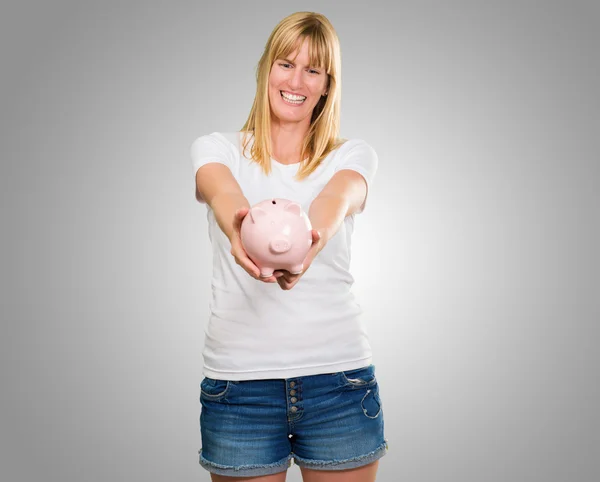 Kvinna anläggning piggybank — Stockfoto