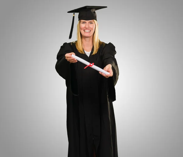 Feliz graduado mujer mostrando certificado — Foto de Stock