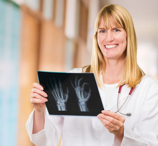 Porträt eines glücklichen Arztes mit Röntgenaufnahme — Stockfoto