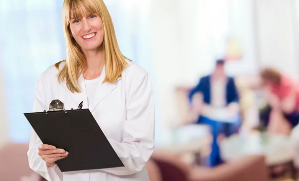 Retrato del doctor feliz escribiendo en portapapeles — Foto de Stock