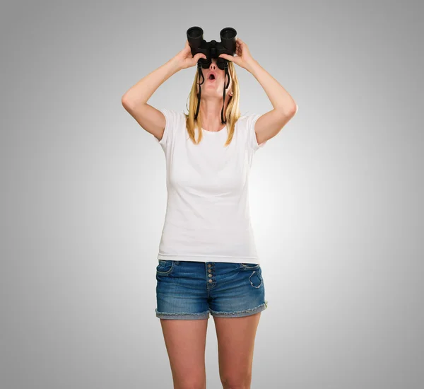 Mujer busca usando prismáticos — Foto de Stock
