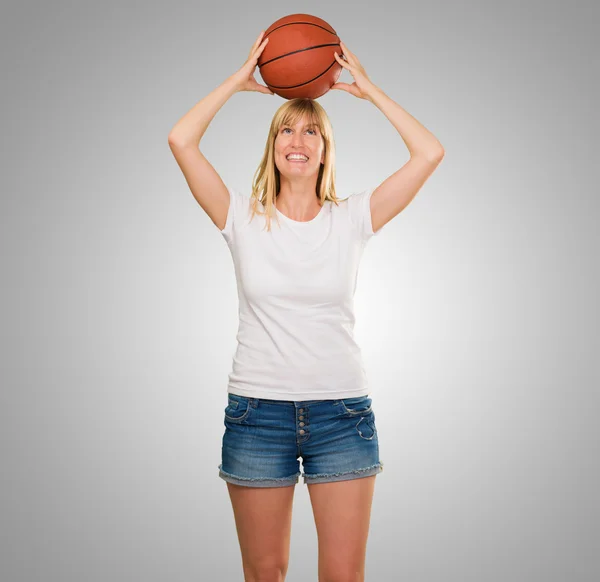 快乐的女人举行篮子球 — 图库照片