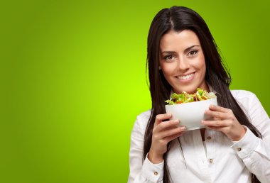 genç kız salata bir kase gösterilen