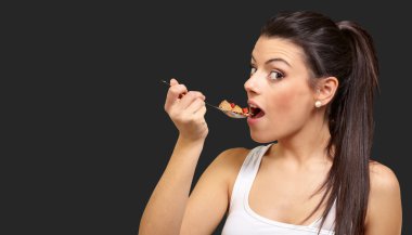 genç kız ile kaşık Mısır gevreği yiyor