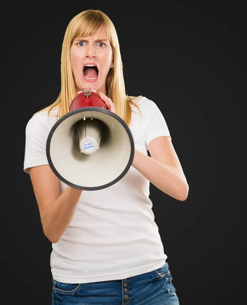 Mujer gritando a través de megáfono — Foto de Stock