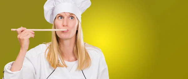 Femme Chef Dégustation des aliments — Photo