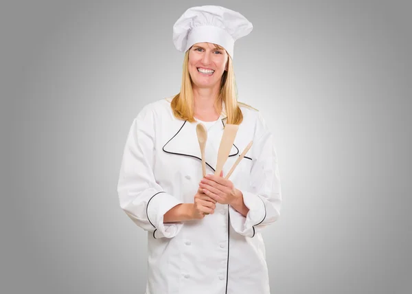 Femme Chef tenant cuillère en bois — Photo