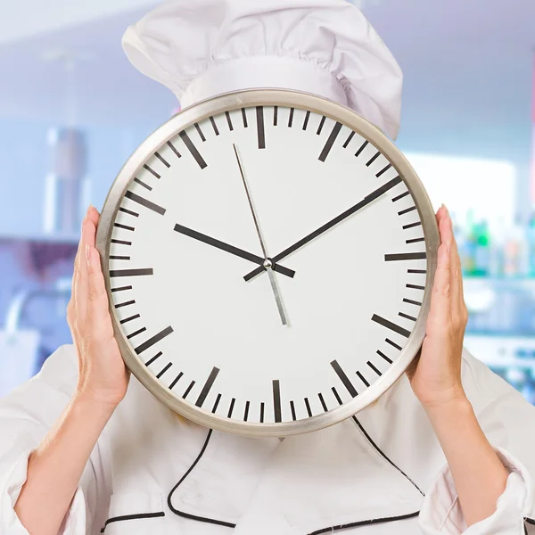 Retrato de un chef sosteniendo reloj de pantalla — Foto de Stock