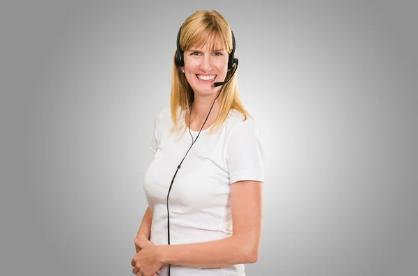 Gelukkige vrouw op headset — Stockfoto