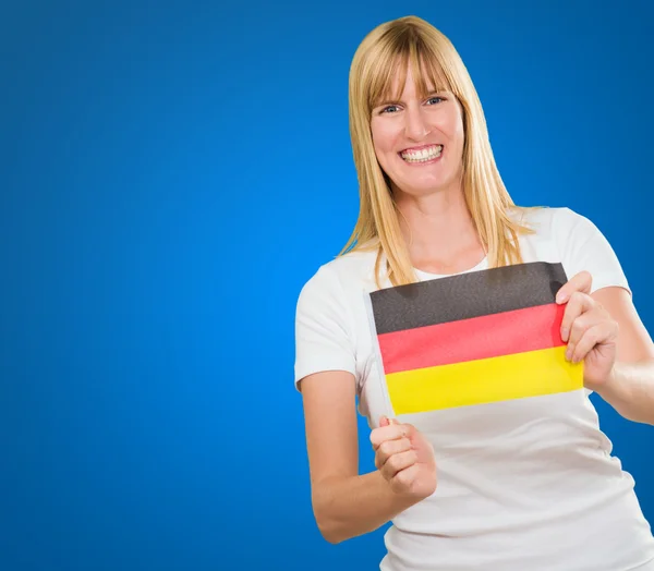 Femme tenant un drapeau allemand — Photo